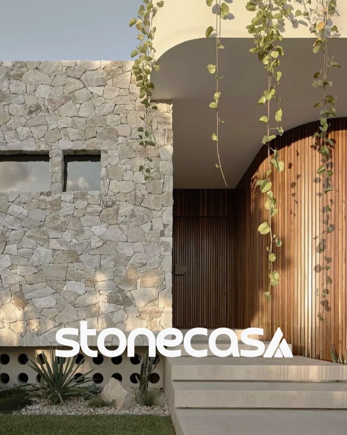 Pedra Moledo com Face Serrada Natural – Stone Casa pedra moledo natural com face serrada aplicada em fachada e muro externo